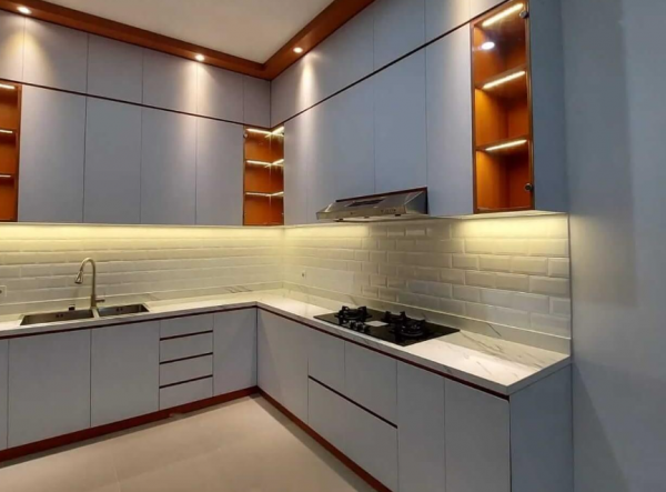 Kitchen set minimalis dengan pencahayaan under cabinet